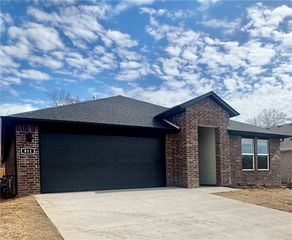 811 Picard Ave, Lowell, AR 72745