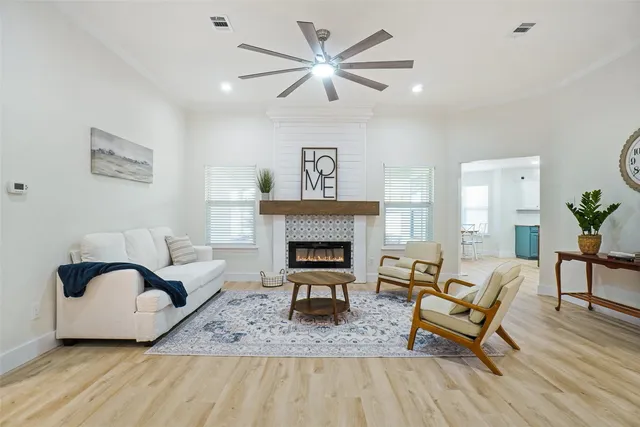 302 Robins Way, Granbury, TX 76048