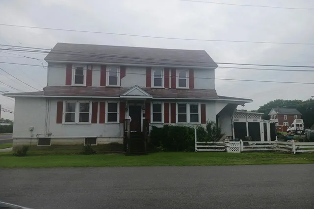 92 S  Governor Printz Blvd, Lester, PA 19029