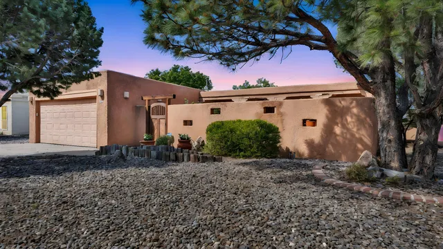 1037 Lawrence Dr NE, Albuquerque, NM 87123
