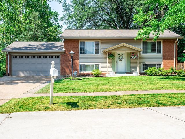 12471 Glencliff Dr, Maryland Heights, MO 63043