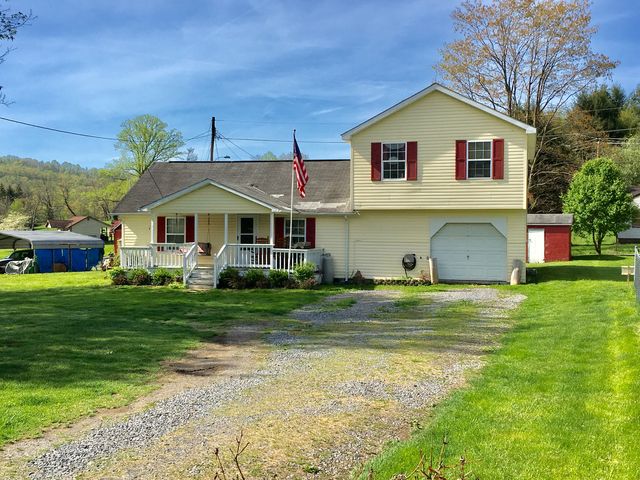 21 Log Town Rd, Ansted, WV 25812
