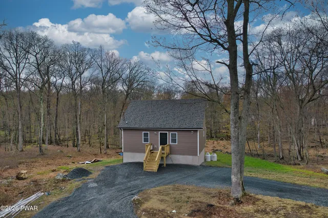 161 Ledgeway Dr, Dingmans Ferry, PA 18328