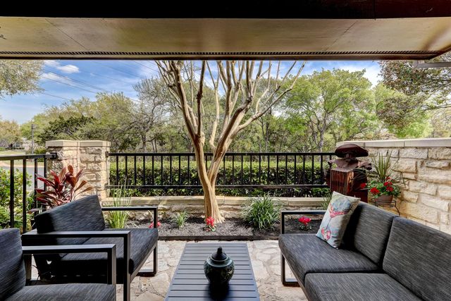 107 Birdie Dr, The Hills, TX 78738