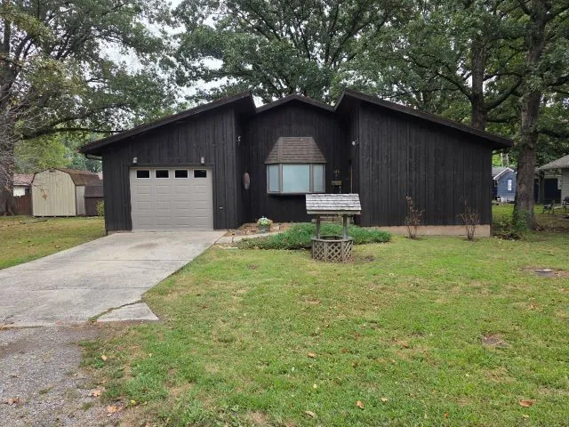 420 N  9th St, Benton, IL 62812