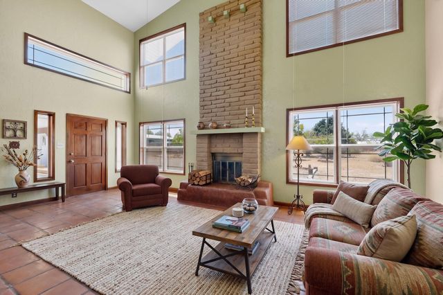 257 Sunnyslope St SW, Albuquerque, NM 87105