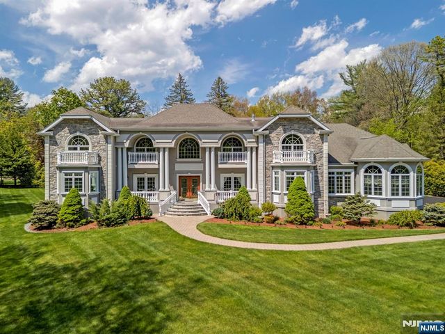 17 Constitution Ave, Succasunna, NJ 07876