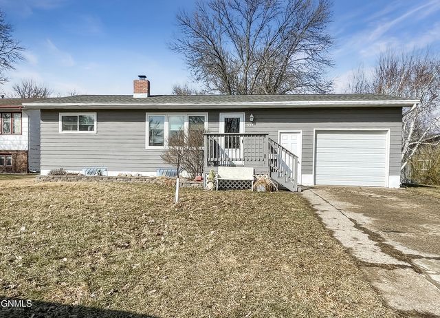 537 4th St S, Carrington, ND 58421