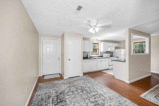 614 Elmwood Dr, Hudson, NH 03051