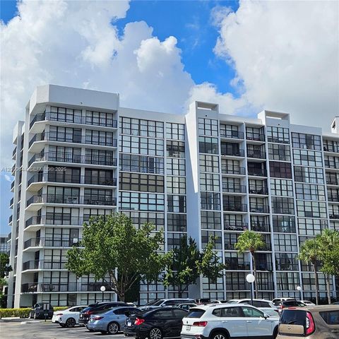 1000 Parkview Dr #124, Hallandale, FL 33009