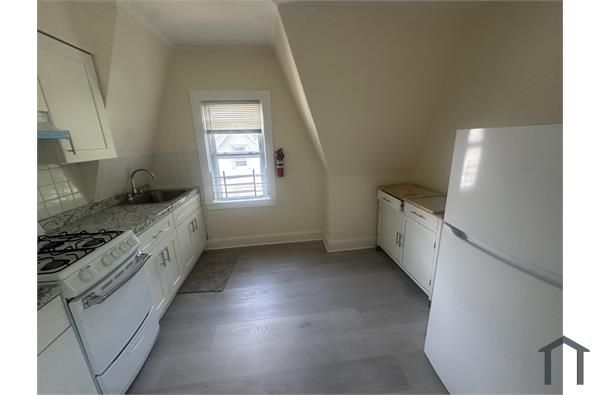 100 Earle Ave #3, Lynbrook, NY 11563