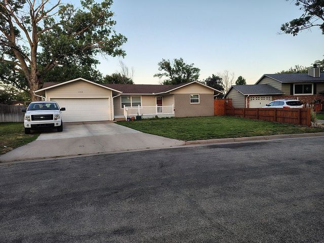 1910 James St, Hutchinson, KS 67502