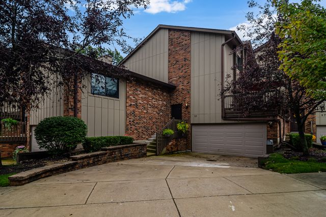25 Clubside Dr, Willowbrook, IL 60527