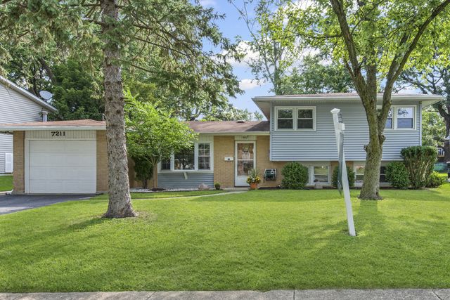 7211 Sprucewood Ave, Woodridge, IL 60517
