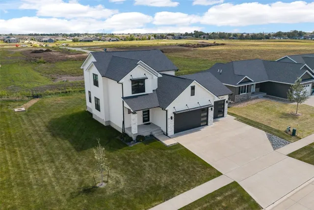 3497 Hemingway St, Marion, IA 52302