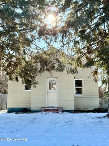 323 2nd St NW, Mayville, ND 58257