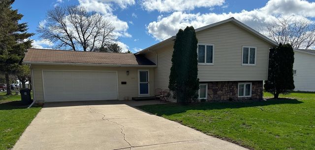 206 3rd St E, Tracy, MN 56175