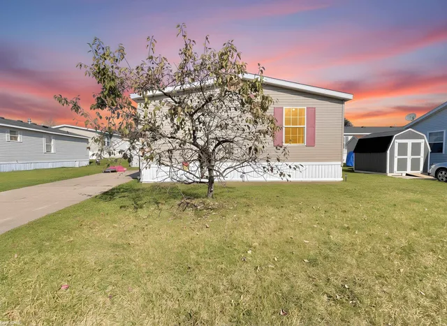 3667 Falcons Nest, White Lake, MI 48383