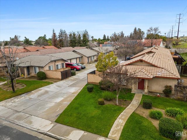 8110 Whitewater Dr, Bakersfield, CA 93312