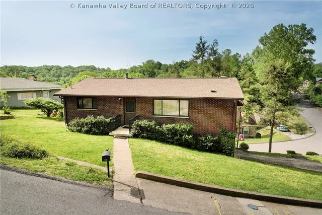 900 Scenic Dr, Charleston, WV 25311