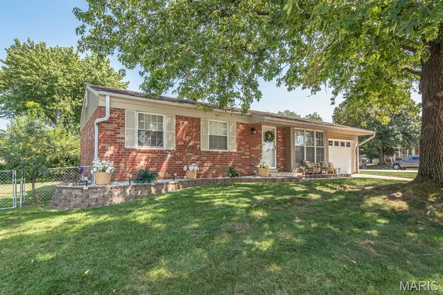 3200 Denton Ln, Saint Charles, MO 63301