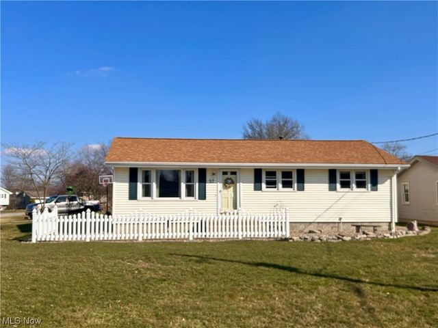 57 Circle View Dr, New Middletown, OH 44442