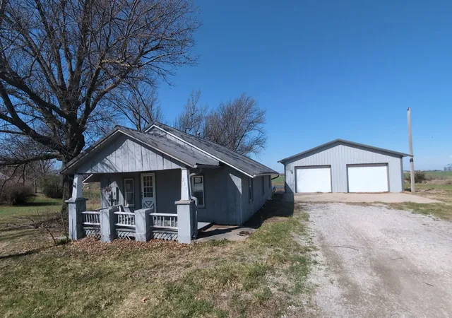 215 S  Main St, Chariton, IA 50272