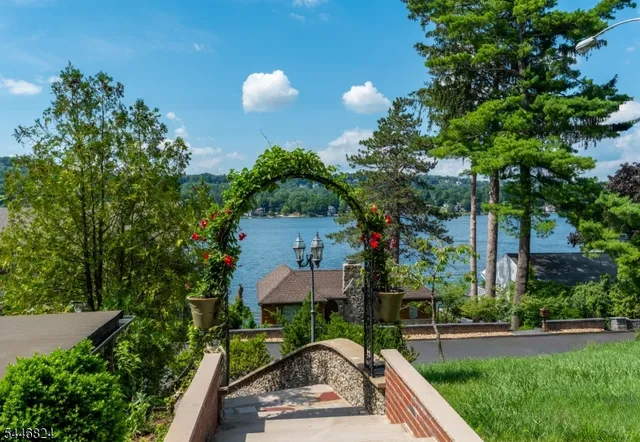 21 Maple Pkwy, Sparta, NJ 07871