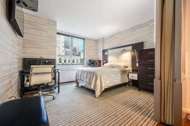 350 W  50th St #5L, New York, NY 10019