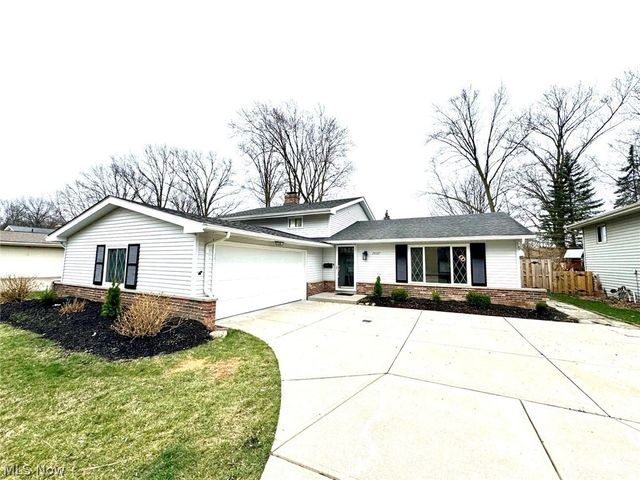 24337 N  Oxford Oval, North Olmsted, OH 44070
