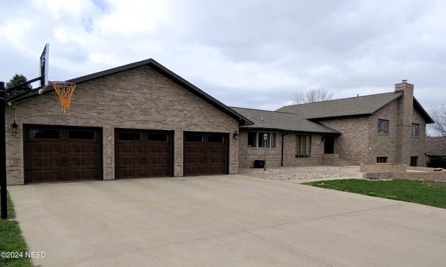 1309 Sunset St NW, Watertown, SD 57201