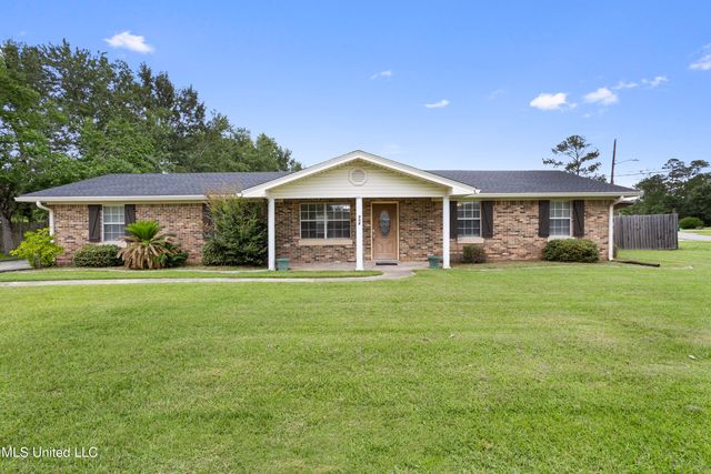 904 Waveland Ave, Waveland, MS 39576