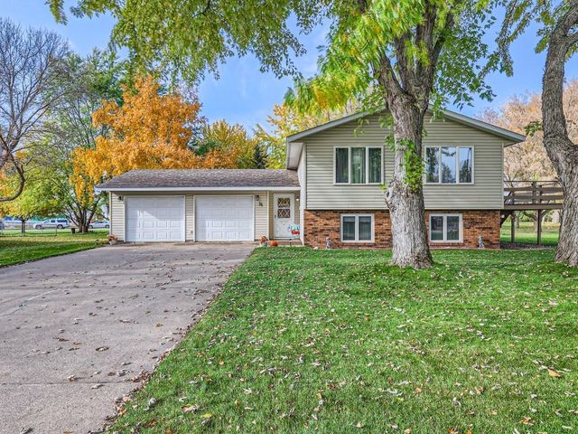 31 Fairway Dr, Monticello, MN 55362