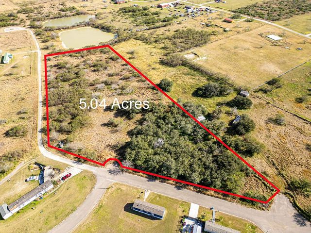 1933 Paloma Dr, Sinton, TX 78387