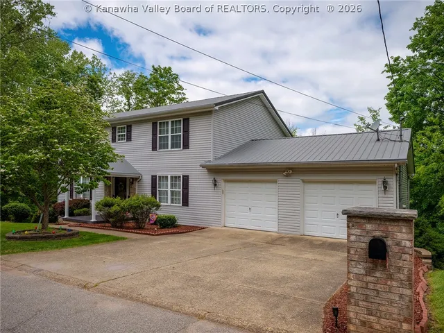120 Honeysuckle Ln, Dunbar, WV 25064