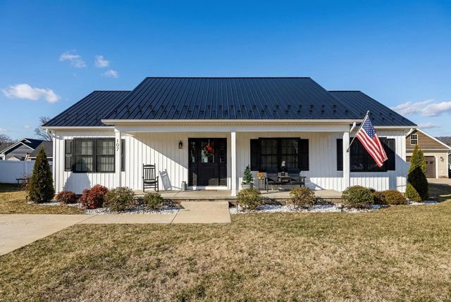 107 5th St, Grottoes, VA 24441