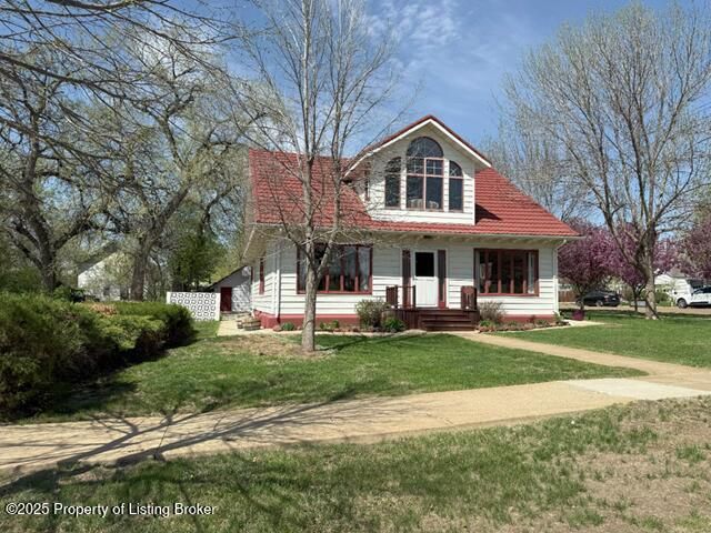 301 9th St S, Hettinger, ND 58639