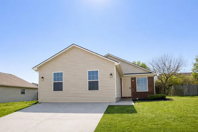 1010 Cedar Ridge Ct, Lawrenceburg, KY 40342