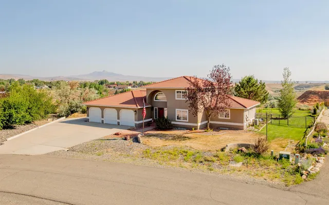 220 S Chugwater Dr, Cody, WY 82414