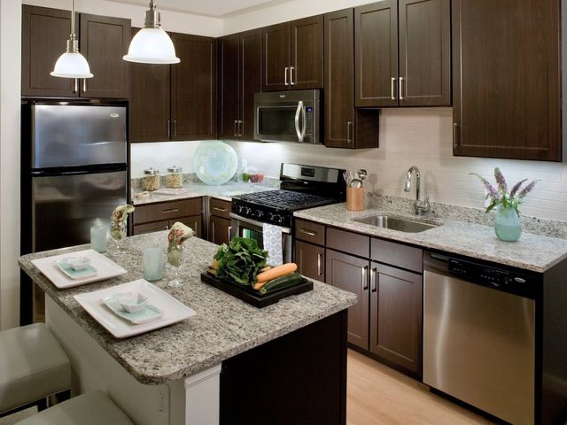 998 Stewart Ave #2B-2Ba-1114Sqft, Garden City, NY 11530