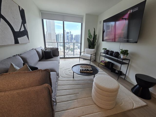 153 SE 1st St #A, Miami, FL 33131