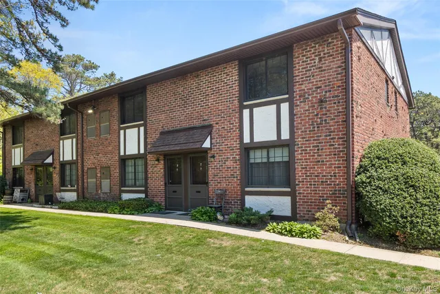 5 Pinebrook Place #5, Bay Shore, NY 11706