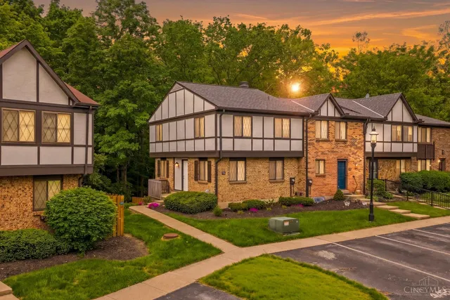 449 Dartmouth Cir, Cincinnati, OH 45244