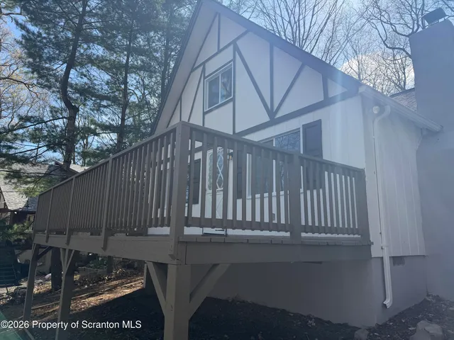 138 Sandstone Dr, Dingmans Ferry, PA 18328