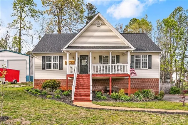 6830 Rangecrest Rd, Belews Creek, NC 27009