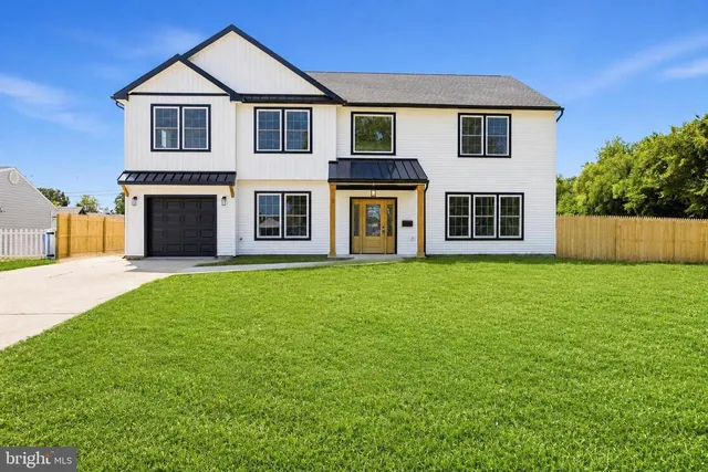 2 Schoolhouse Ln, Levittown, PA 19055
