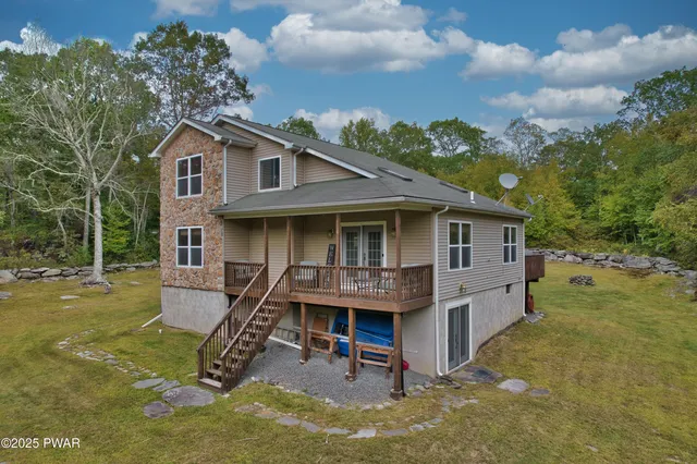 267 Eastwood Dr, Shohola, PA 18458
