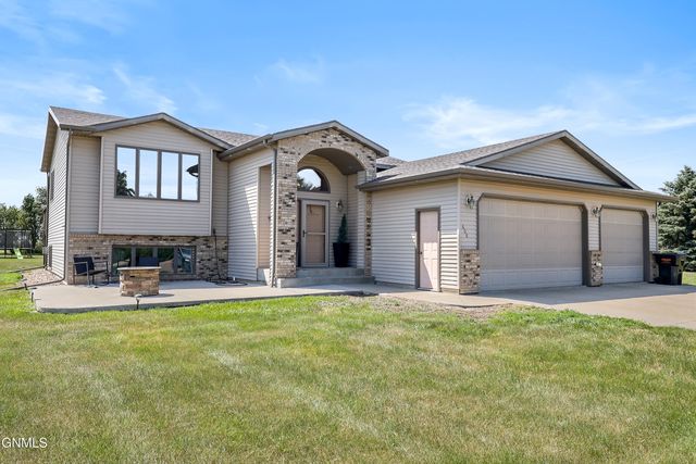 608 Barston Ln, Bismarck, ND 58501