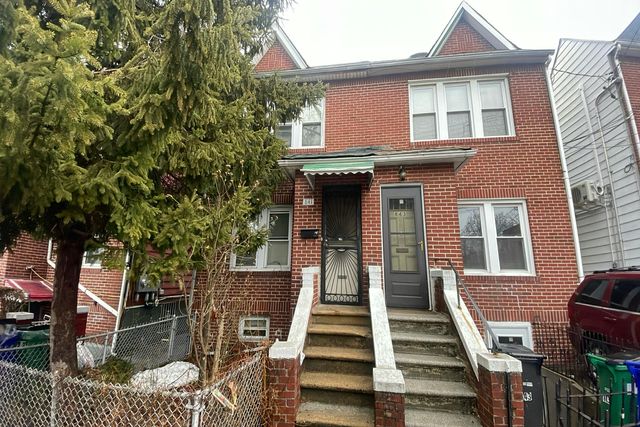 841 E  215th St, Bronx, NY 10467