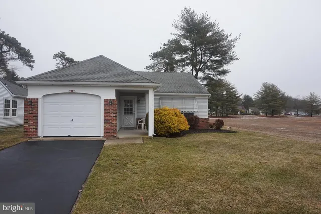 56 Stratford Rd, Southampton, NJ 08088